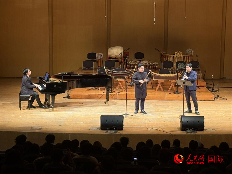 來(lái)自泰國(guó)東方大學(xué)的音樂(lè)家在演奏《敦煌印象》。人民網(wǎng)記者 張矜若攝