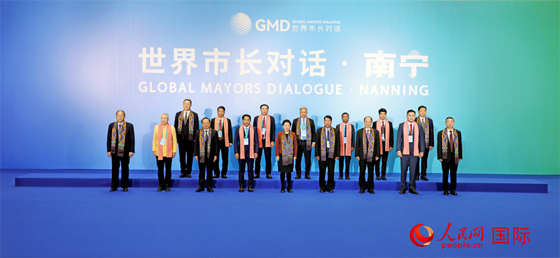 在南寧國(guó)際會(huì)展中心金桂花廳外，參加活動(dòng)的中國(guó)和東盟國(guó)家市長(zhǎng)合影留念。人民網(wǎng)記者 趙益普攝