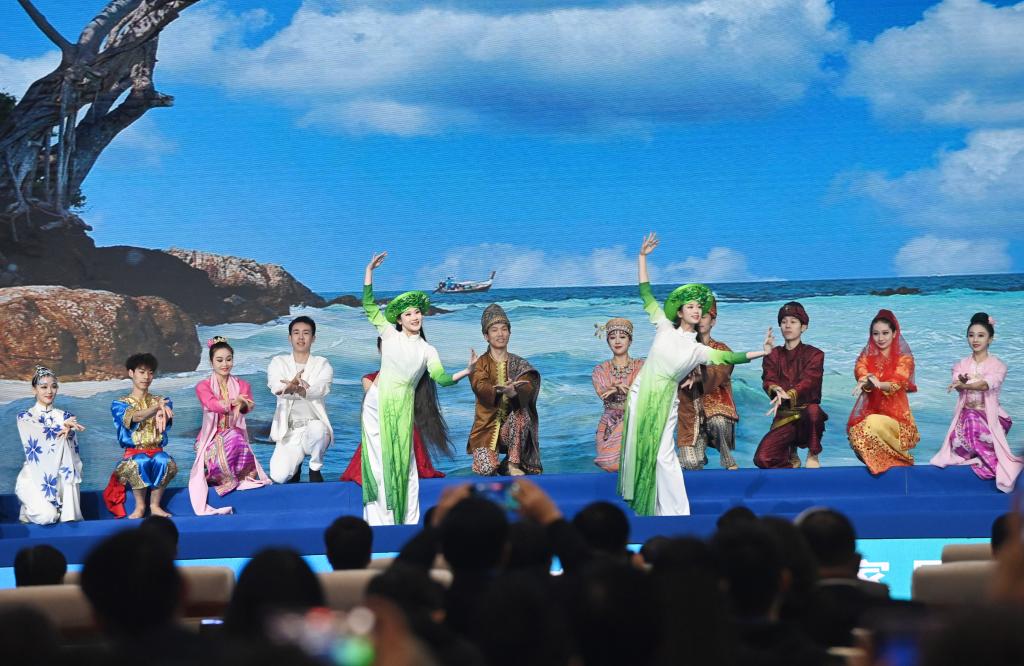 這是1月16日，在南寧國際會(huì)展中心，演員在“世界市長(zhǎng)對(duì)話·南寧”活動(dòng)間隙表演節(jié)目。新華社記者 陸波岸 攝