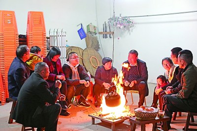 為討論蜜梨產(chǎn)業(yè)發(fā)展事宜，鸕鳥鎮(zhèn)開展“圍爐夜話”。資料圖片