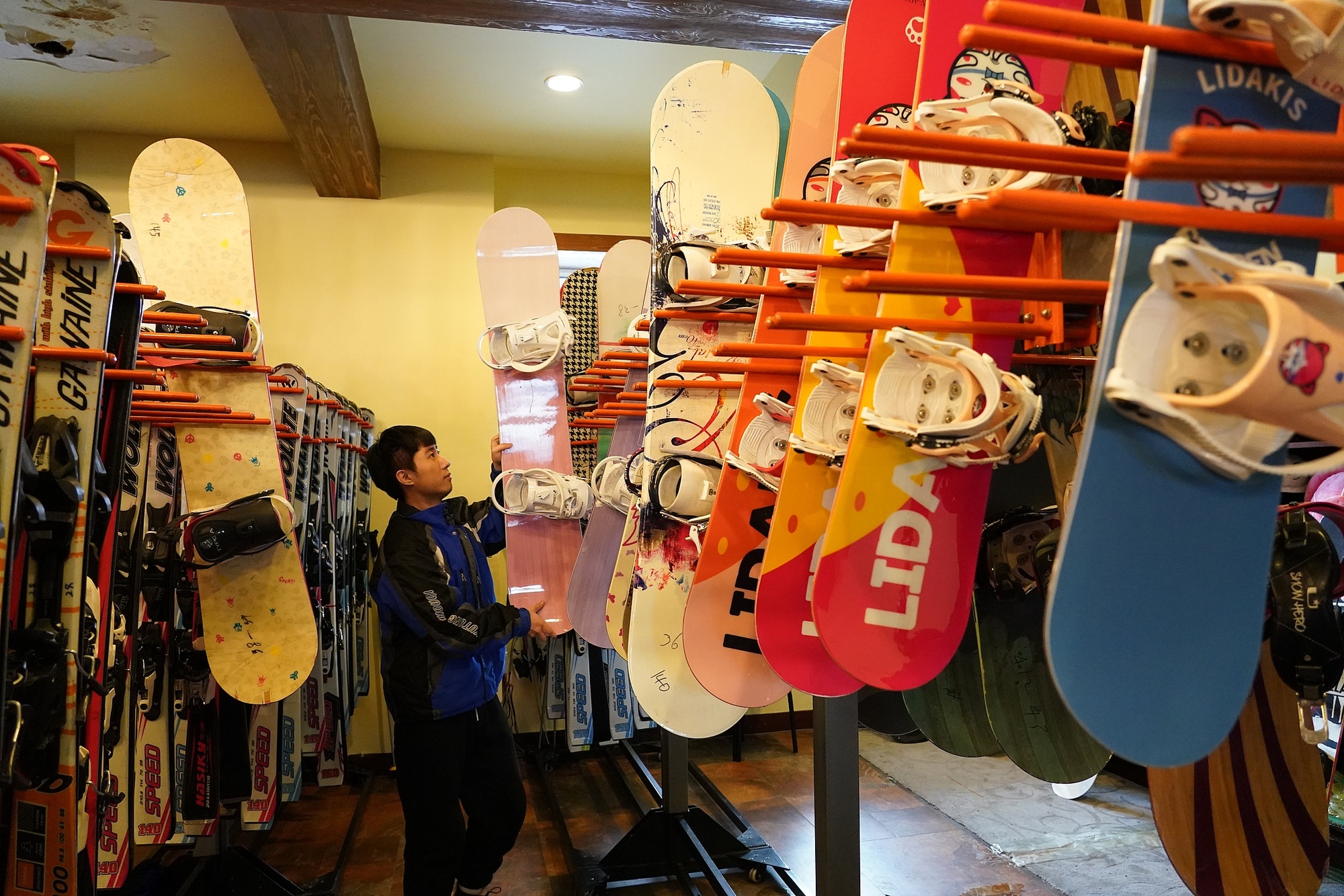 海拉爾滑雪場，工作人員在整理雪具