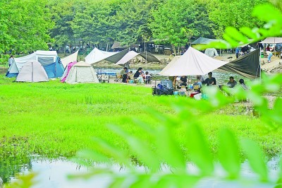 徑山鎮(zhèn)一家露營基地迎來眾多游客。新華社發(fā)