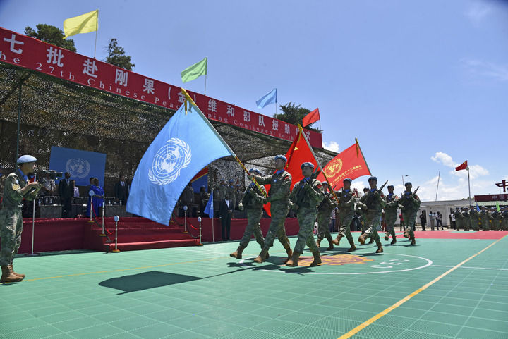 2024年4月9日，在剛果（金）南基伍省布卡武市的中國(guó)半島營(yíng)區(qū)，中國(guó)第27批赴剛果（金）維和部隊(duì)官兵被授予聯(lián)合國(guó)“和平勛章”。新華社發(fā)（中國(guó)第27批赴剛果（金）維和部隊(duì)供圖）