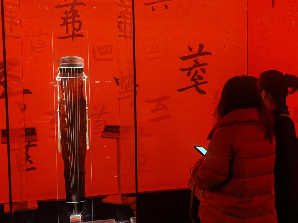 近日，在浙江省博物館之江館區(qū)，故宮博物館收藏的唐“大圣遺音”琴在“‘故宮·茶世界’觀茶——茶文化精品展”展出。新華社記者 馮源 攝