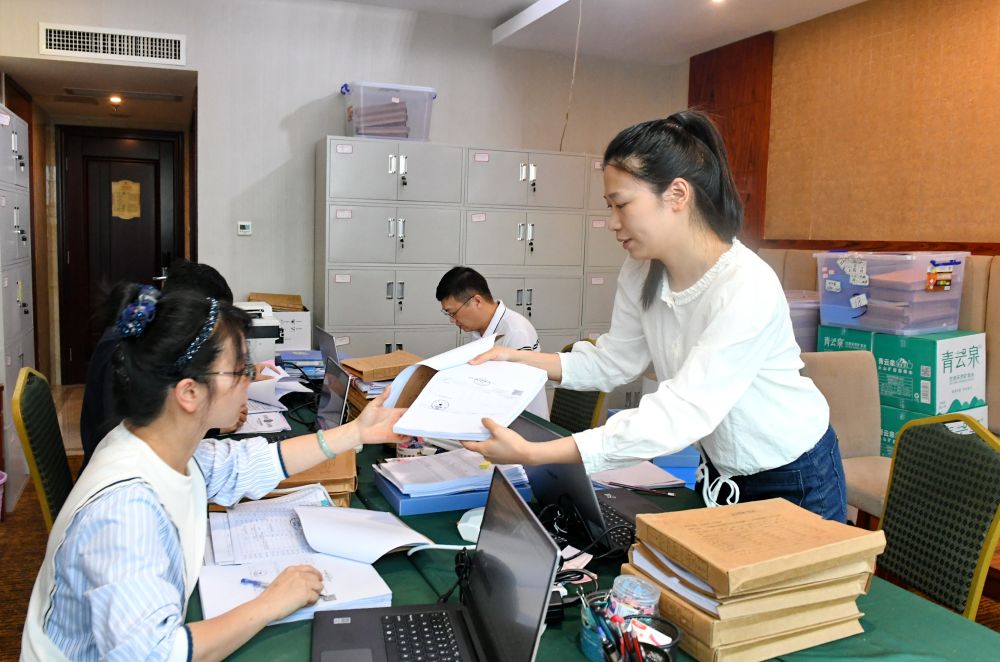 福州市委巡察機(jī)構(gòu)對(duì)全市法院系統(tǒng)開展提級(jí)聯(lián)動(dòng)交叉巡察。在永泰縣駐地，巡察組工作人員查看財(cái)務(wù)憑證（2024年5月21日攝）。新華社記者 林善傳 攝