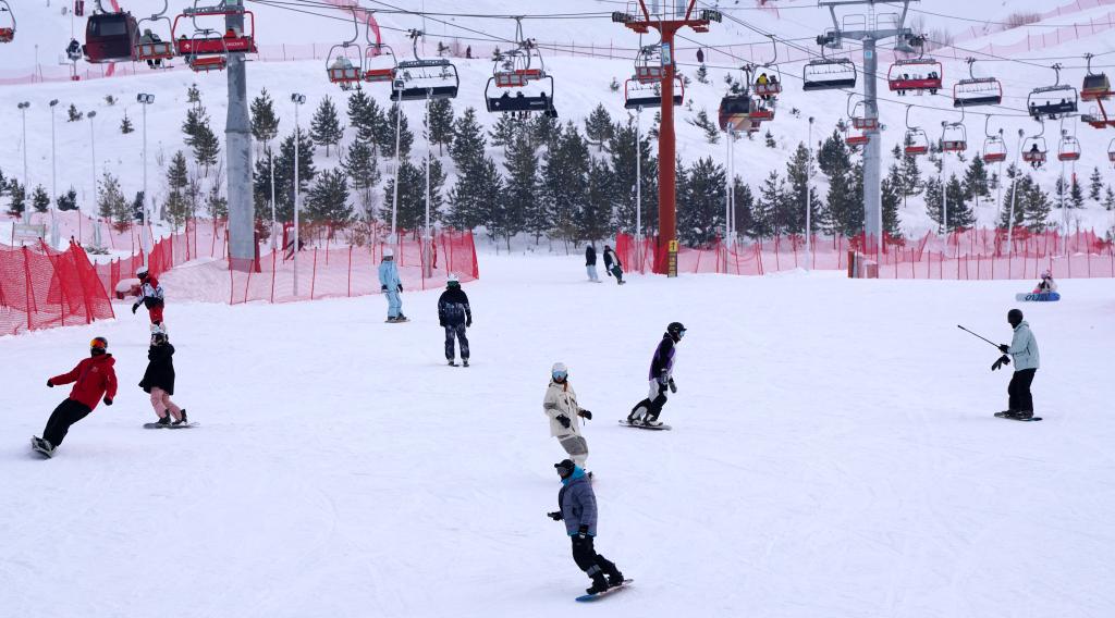 2025年1月8日，滑雪愛(ài)好者在新疆阿勒泰市將軍山滑雪場(chǎng)的雪道上滑行。新華社記者 張嘯誠(chéng) 攝