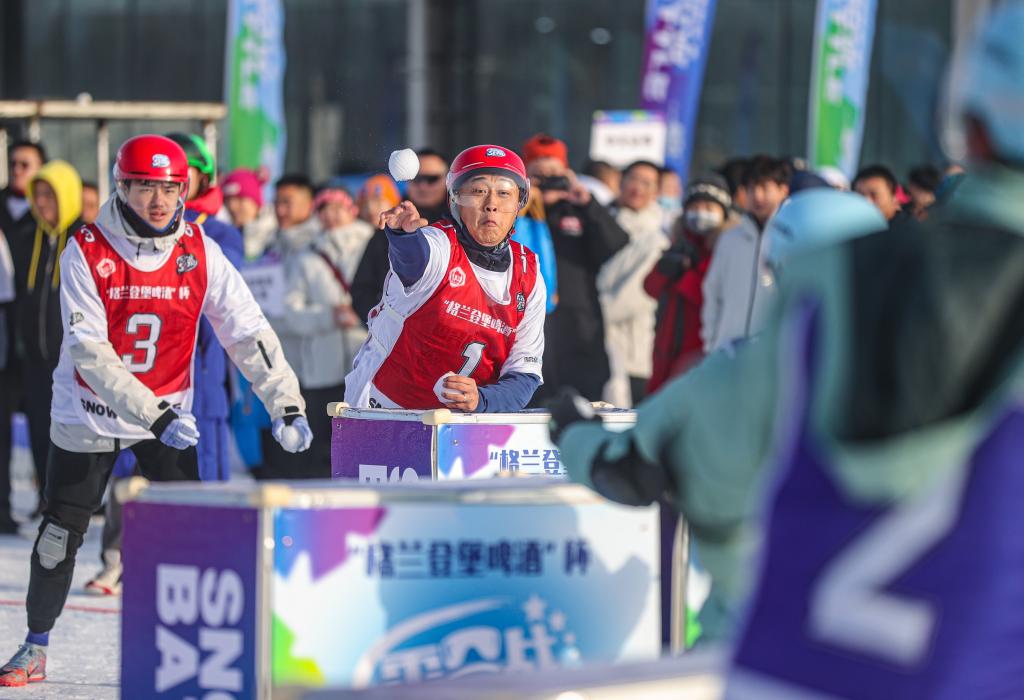 2024年12月30日，選手在“2024—2025遼寧省全民雪合戰(zhàn)冠軍賽”中“打雪仗”。新華社記者 潘昱龍 攝
