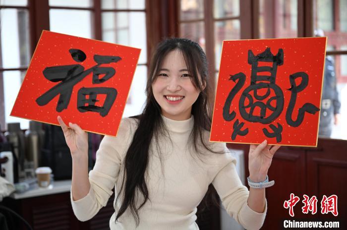 1月20日，馬來(lái)西亞留學(xué)生展示其創(chuàng)作的福貼。當(dāng)日，來(lái)自巴西、馬來(lái)西亞、加納、哈薩克斯坦的外籍留學(xué)生在浙江杭州西泠印社體驗(yàn)福貼、春聯(lián)和篆刻，感受古老的中國(guó)傳統(tǒng)文化。中新社記者 王剛 攝