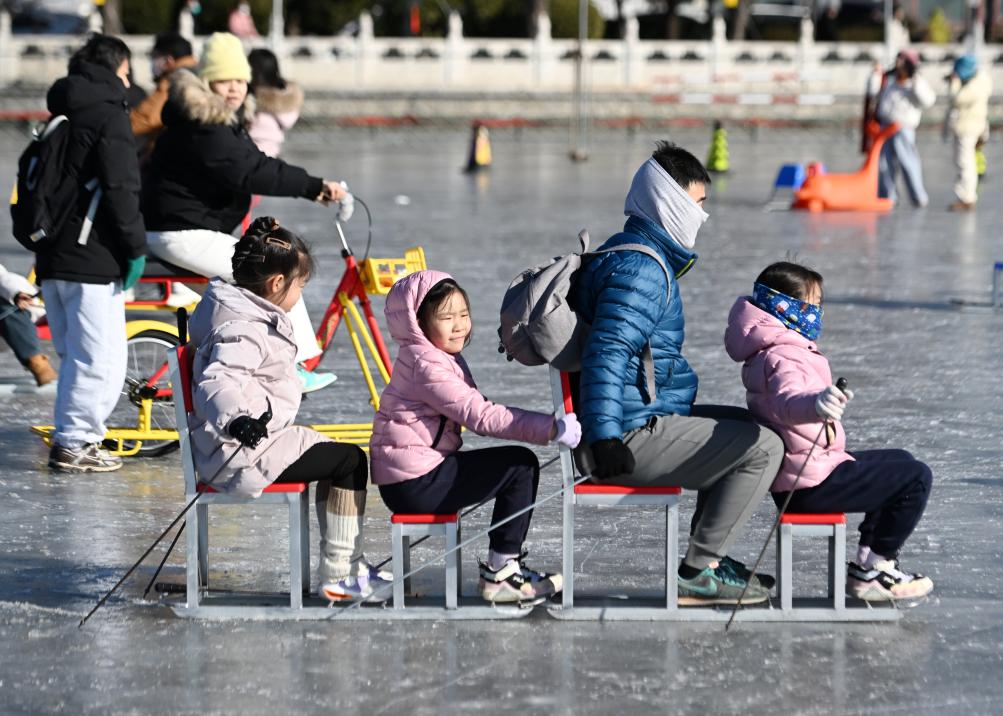 2025年1月19日，在北京什剎海冰場(chǎng)，小朋友和家長(zhǎng)一起體驗(yàn)冰上運(yùn)動(dòng)。新華社記者 張晨霖 攝