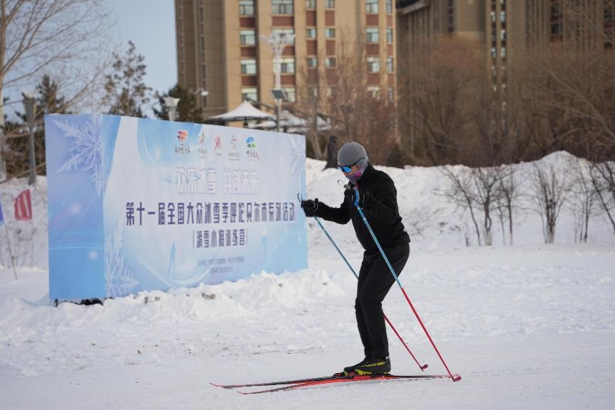 在呼倫貝爾，滑雪愛好者在城市越野滑雪公園內(nèi)滑雪。人民網(wǎng)記者 苗陽攝