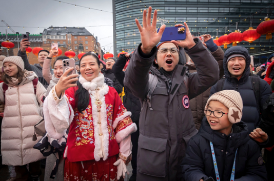 當?shù)厝A僑華人踴躍體驗中國廟會。中國駐芬蘭大使館供圖