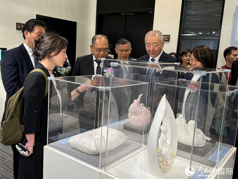 嘉賓在參觀展覽。 人民網(wǎng)記者 章念生攝