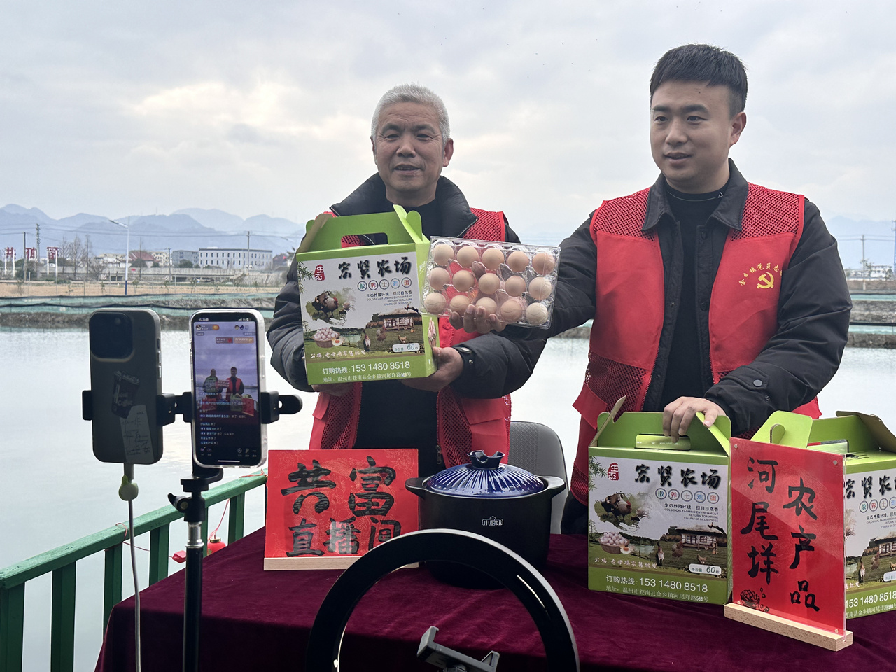 在蒼南金鄉(xiāng)鎮(zhèn)，永興、半浹連、河尾垟?shù)犬?dāng)年受災(zāi)的臨近村落，正連片建設(shè)美麗江南水鄉(xiāng)新景。圖為河尾垟村設(shè)在河邊的“共富直播間”。金鄉(xiāng)鎮(zhèn) 供圖