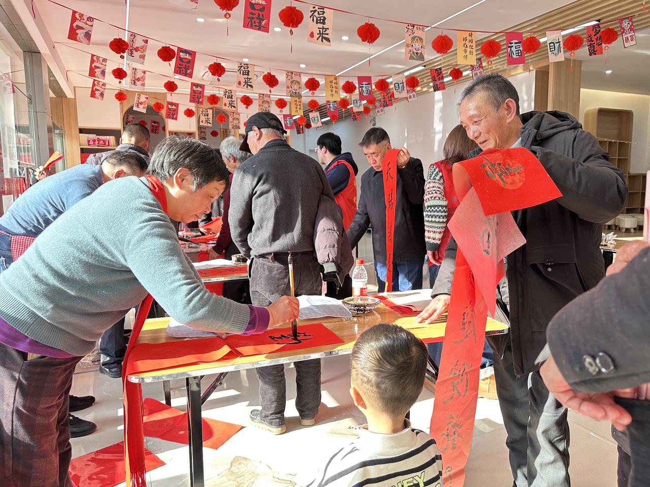 今年春節(jié)前夕，慶元縣濛洲街道同濟(jì)新村，一場(chǎng)送春聯(lián)活動(dòng)熱鬧舉行。慶元縣融媒體中心 供圖