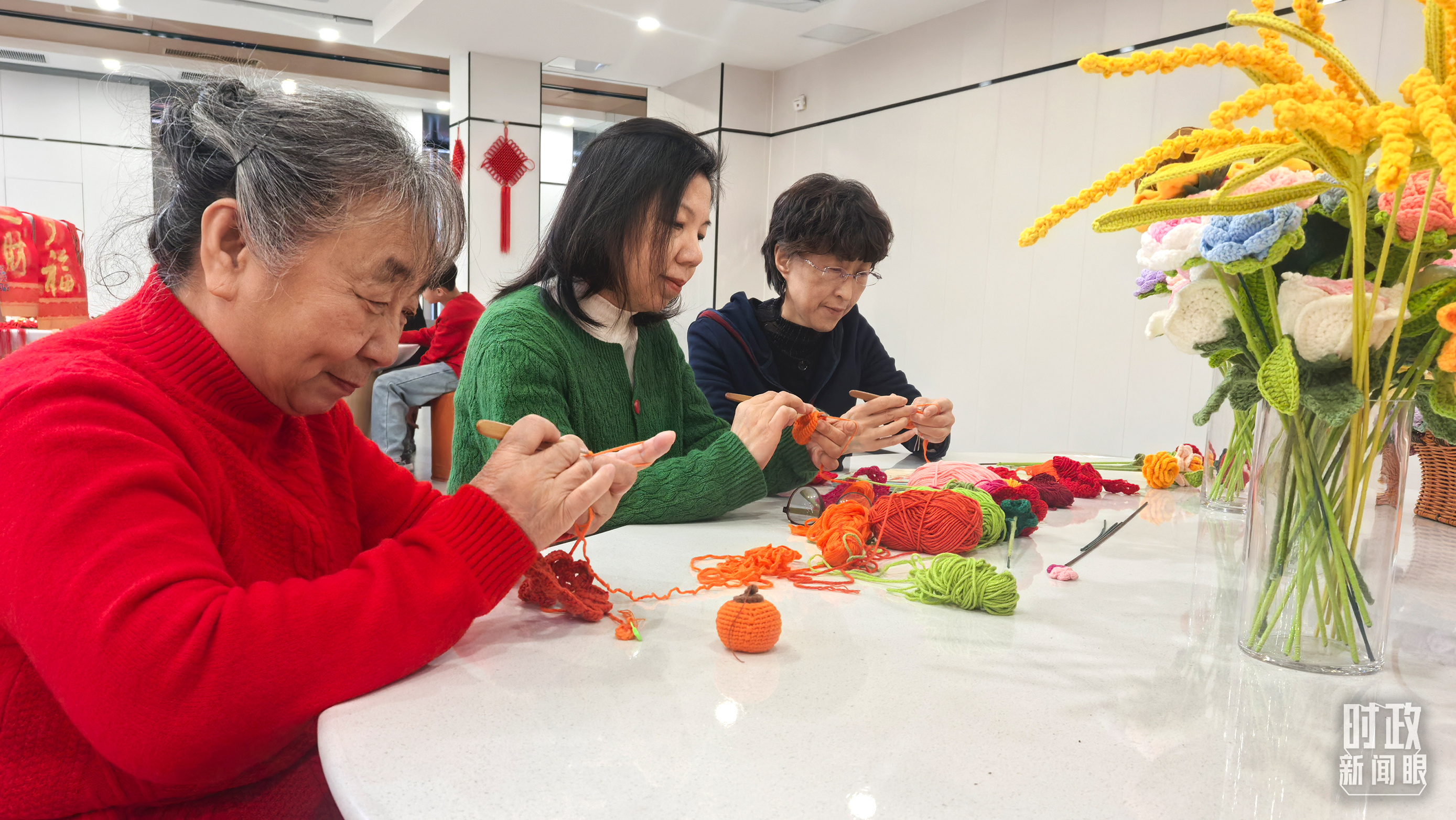長(zhǎng)安社區(qū)黨群服務(wù)中心里，居民們正在制作手工藝品。（總臺(tái)央視記者鐘銳拍攝）