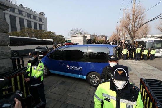  1月21日，尹錫悅乘坐的車輛進(jìn)入韓國首爾的憲法法院。新華社記者姚琪琳攝