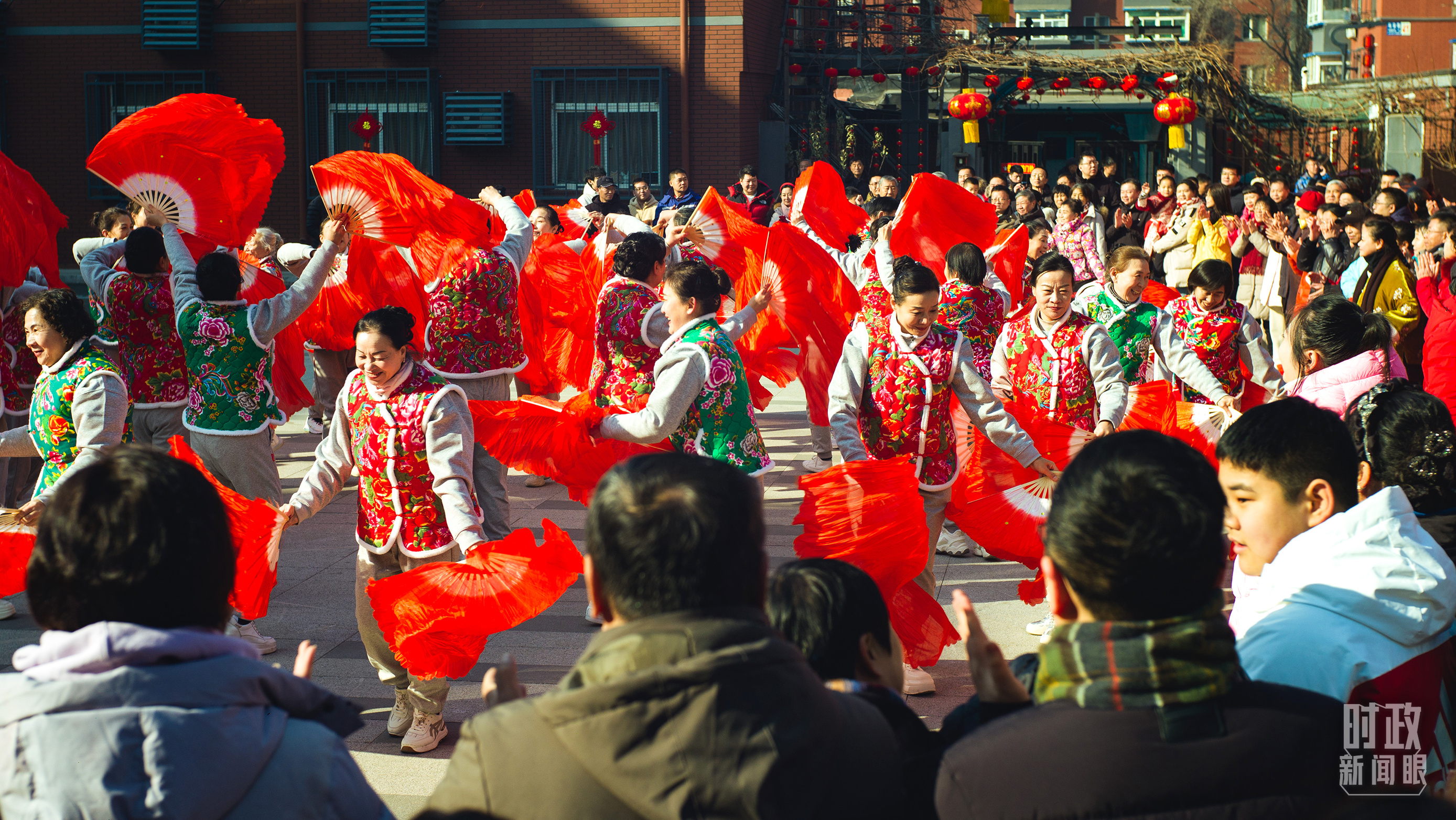 長(zhǎng)安小區(qū)文化廣場(chǎng)上，居民們扭起歡快的秧歌。（總臺(tái)央視記者彭漢明拍攝）
