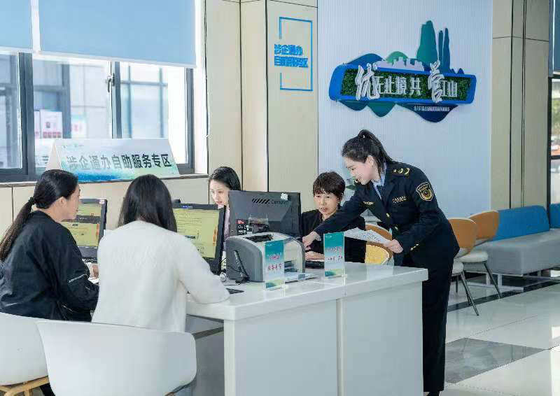 工作人員指導(dǎo)企業(yè)一次性完成信息填報(bào)。圖片來(lái)源：浙江衢州市市場(chǎng)監(jiān)督管理局