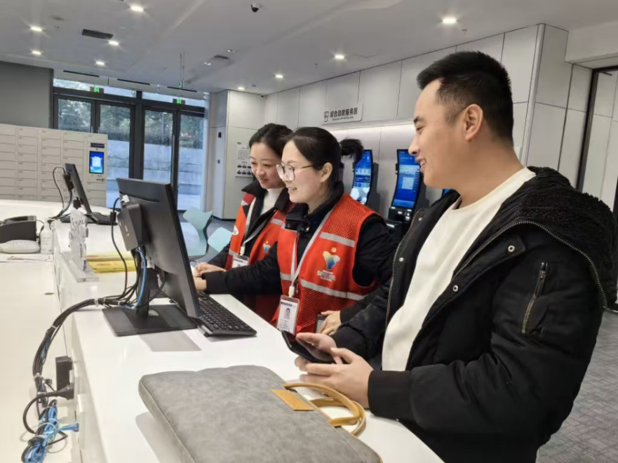 工作人員幫助企業(yè)辦理遷移申請(qǐng)網(wǎng)上填報(bào)。圖片來(lái)源：浙江衢州市市場(chǎng)監(jiān)督管理局