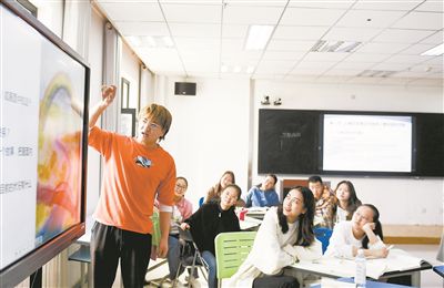 圖為青海民族大學(xué)師范學(xué)院學(xué)生使用互動(dòng)屏幕進(jìn)行課堂交流。新華社記者 張龍攝