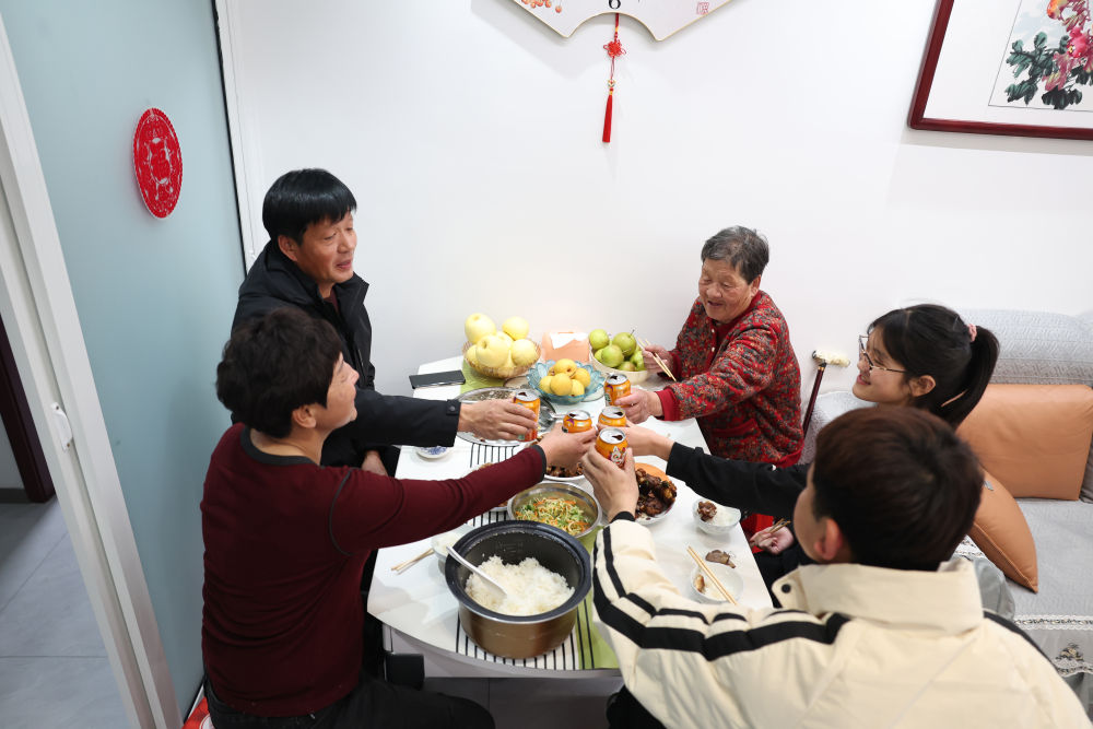 2025年1月22日，遼寧省葫蘆島市綏中縣祝家溝村村民朱西存一家在新房里。新華社記者姚劍鋒 攝