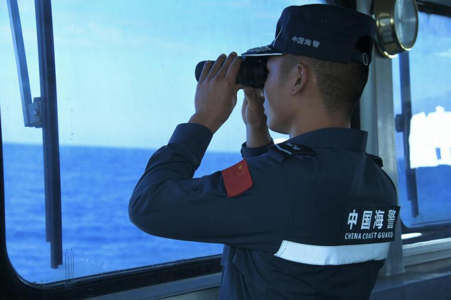 1月27日，中國(guó)海警海鷗艦執(zhí)法員在巡航期間執(zhí)勤瞭望。