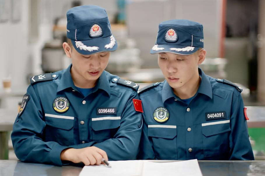 1月27日，中國(guó)海警海鷗艦執(zhí)法員研習(xí)設(shè)備維修保養(yǎng)案例。