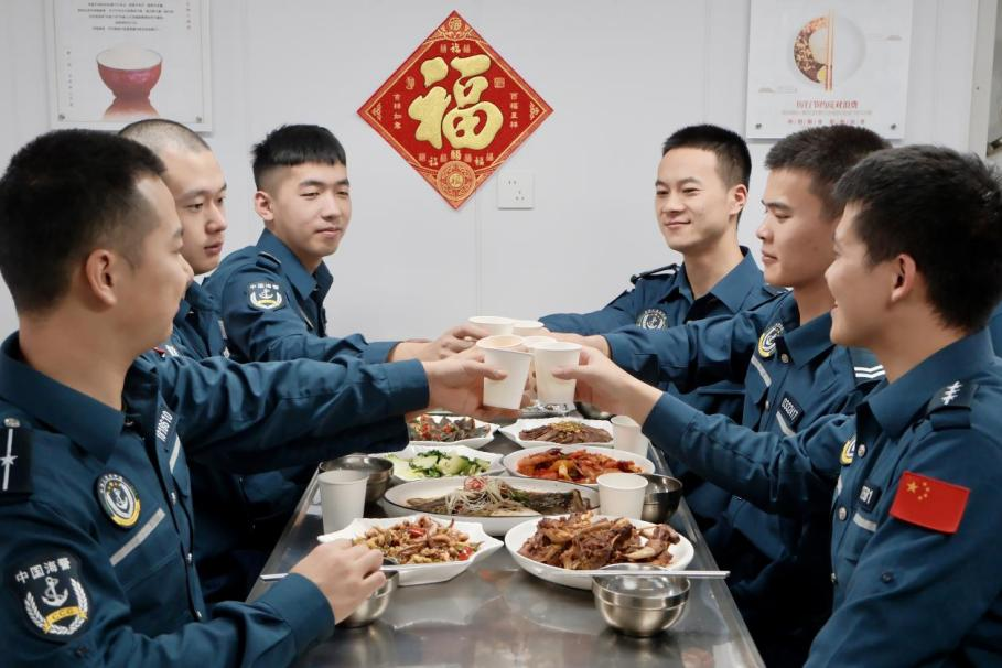 1月28日，在中國(guó)海警海鷗艦上，執(zhí)法員們聚餐慶祝農(nóng)歷春節(jié)。
