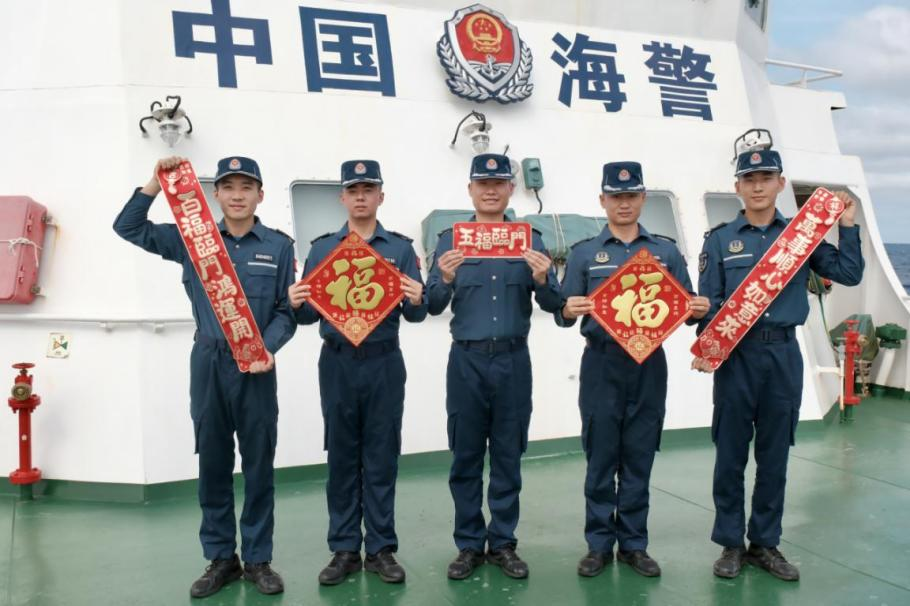 1月27日，中國(guó)海警海鷗艦執(zhí)法員們展示春聯(lián)福字，慶祝農(nóng)歷春節(jié)。