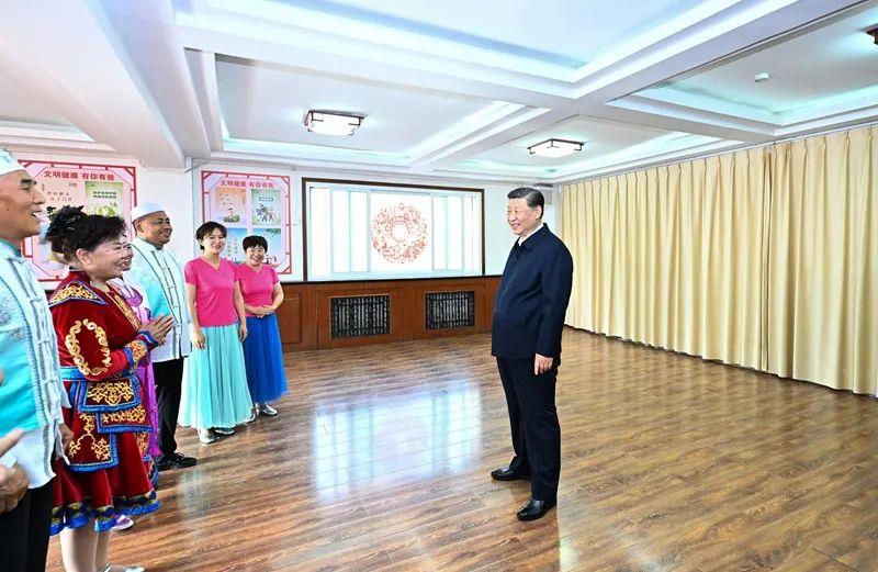 △2024年6月19日，寧夏銀川市金鳳區(qū)長(zhǎng)城花園社區(qū)活動(dòng)室，習(xí)近平總書(shū)記同社區(qū)居民親切交流。