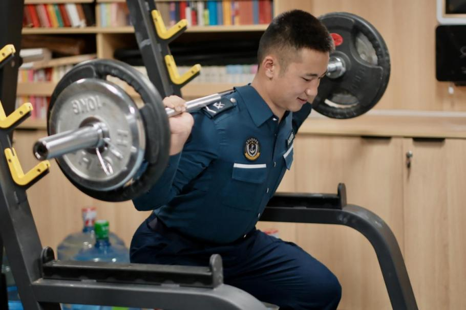 1月23日，在中國(guó)海警海鷗艦上，執(zhí)法員在值守間隙鍛煉身體。