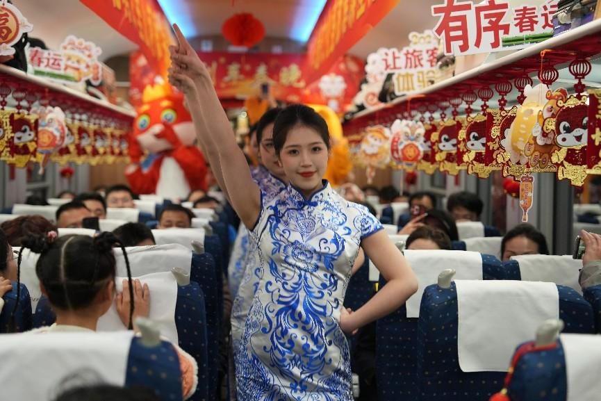 列車乘務(wù)員身穿青花瓷元素服飾表演節(jié)目。人民網(wǎng) 歐陽易佳攝