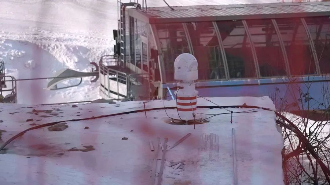 設(shè)在坡面障礙技巧和大跳臺雪道旁的激光測風(fēng)雷達(dá)。氣象部門供圖