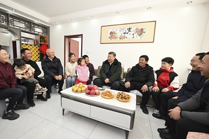 1月22日至24日，中共中央總書(shū)記、國(guó)家主席、中央軍委主席習(xí)近平冒著嚴(yán)寒來(lái)到遼寧，看望慰問(wèn)基層干部群眾。這是22日下午，習(xí)近平在葫蘆島市綏中縣明水滿族鄉(xiāng)祝家溝村考察時(shí)，同村民王寶維一家圍坐一起拉家常。新華社記者 謝環(huán)馳 攝