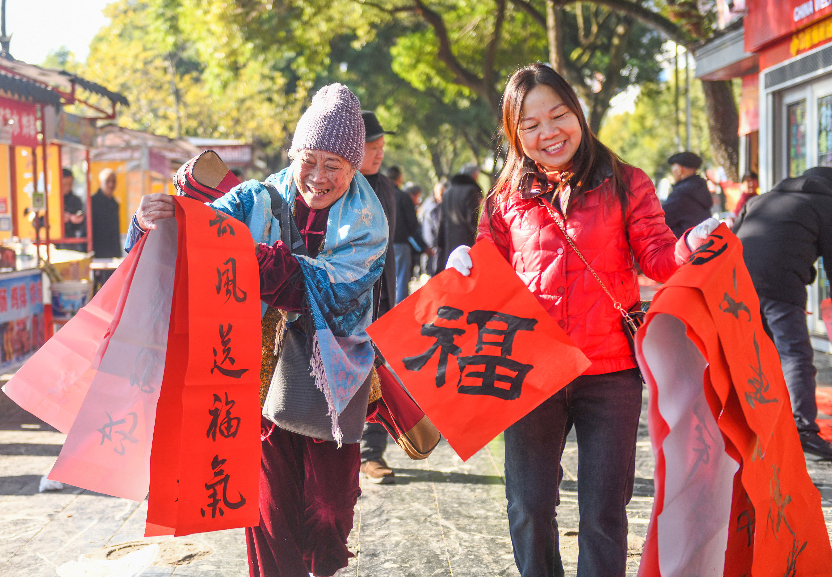 2025年1月13日，在湖南省永州市道縣西洲公園義工崗?fù)?，市民們領(lǐng)到了書法志愿者為大家書寫的春聯(lián)。