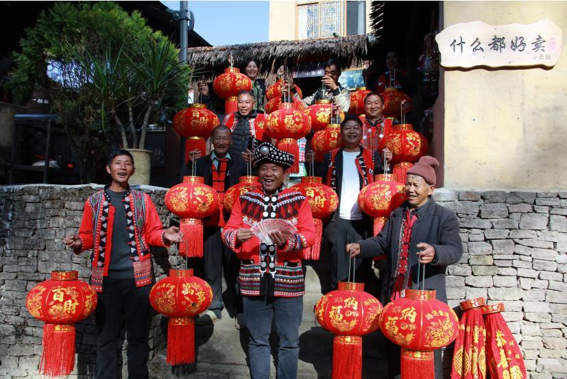 云南騰沖司莫拉佤族村村民歡歡喜喜過(guò)新年。