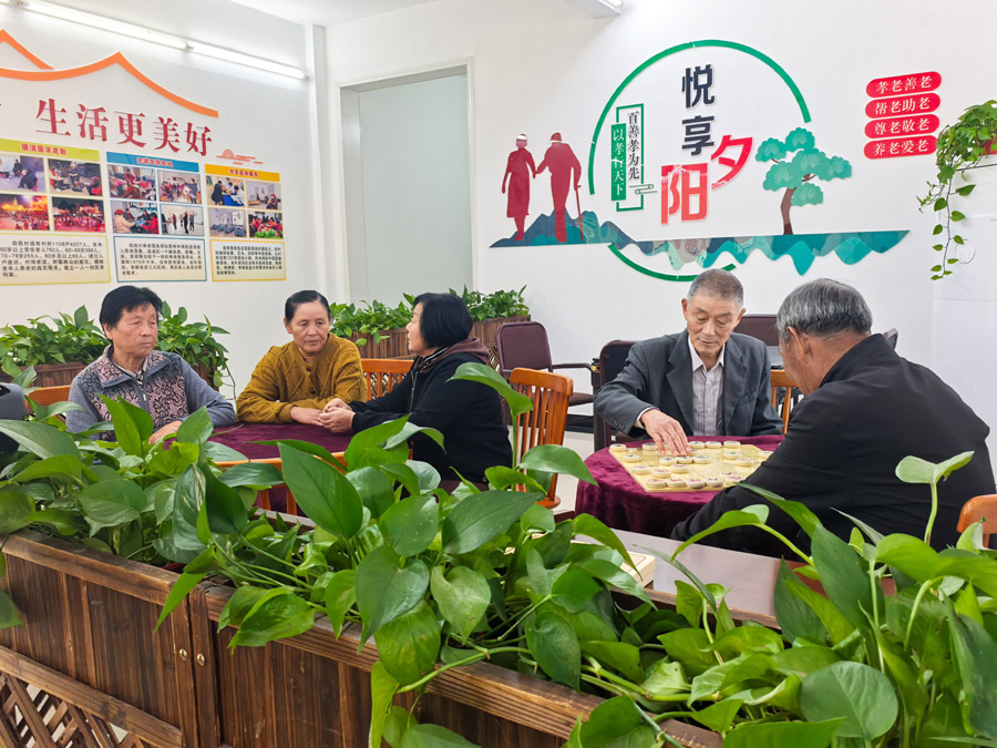 圖為湖北省咸寧市嘉魚縣潘家灣鎮(zhèn)四邑村養(yǎng)老服務驛站一角（2024年11月5日攝）。新華社記者 肖藝九 攝