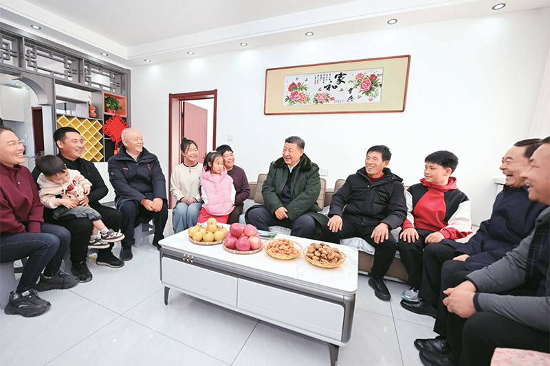2025年1月22日至24日，中共中央總書記、國家主席、中央軍委主席習(xí)近平冒著嚴(yán)寒來到遼寧，看望慰問基層干部群眾。這是22日下午，習(xí)近平在葫蘆島市綏中縣明水滿族鄉(xiāng)祝家溝村考察時，同村民王寶維一家圍坐一起拉家常。 新華社記者 謝環(huán)馳/攝