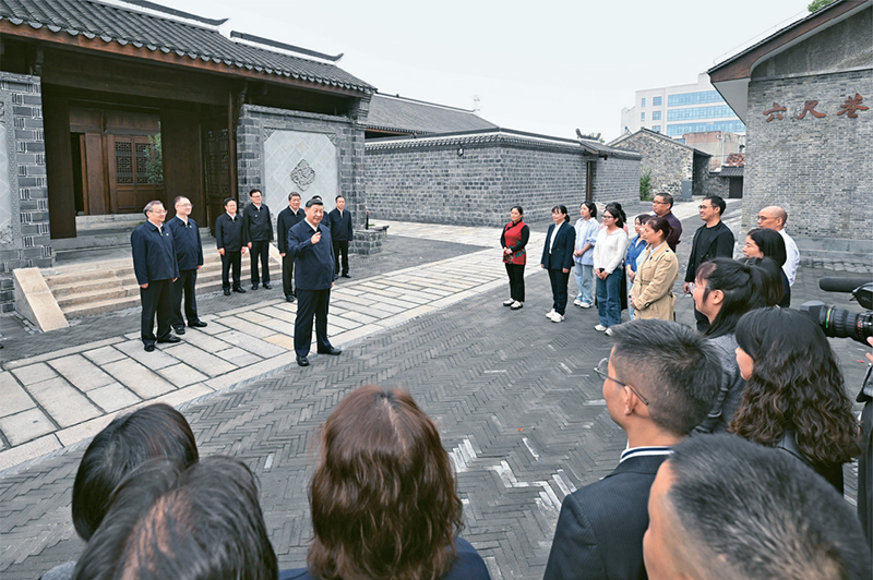 2024年10月17日至18日，中共中央總書記、國家主席、中央軍委主席習(xí)近平在安徽考察。這是17日下午，習(xí)近平在安慶桐城市六尺巷考察時，同當(dāng)?shù)鼐用窈陀慰陀H切交流。 新華社記者 申宏/攝