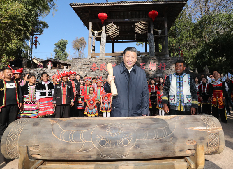 2020年1月19日，習(xí)近平總書(shū)記在云南省騰沖市清水鄉(xiāng)三家村中寨司莫拉佤族村廣場(chǎng)上，敲響三聲佤族木鼓，祝福來(lái)年風(fēng)調(diào)雨順、國(guó)泰民安。