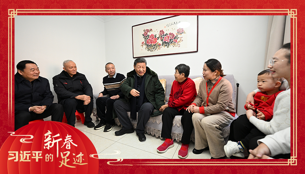 2025年1月23日，農(nóng)歷新年前夕，習(xí)近平總書(shū)記在遼寧沈陽(yáng)大東區(qū)長(zhǎng)安街道長(zhǎng)安小區(qū)考察時(shí)，走進(jìn)居民郎素蘭家中看望。