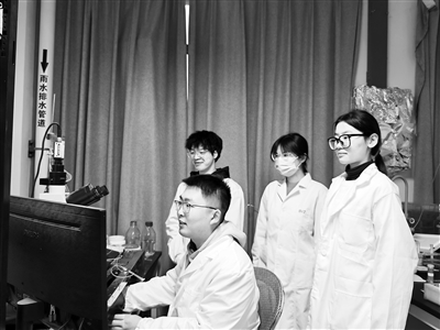 西安交通大學(xué)教授王昌河團隊在進行多巴胺分泌電化學(xué)檢測。受訪者供圖