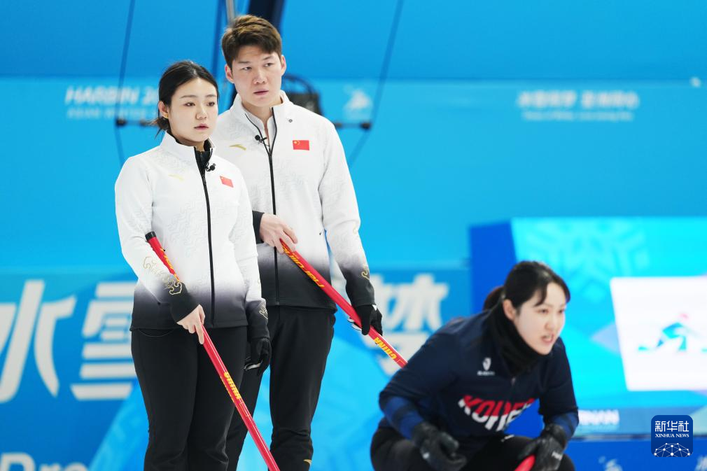 2月6日，中國(guó)隊(duì)選手王智宇（中）、韓雨（左）在比賽中。新華社記者 王松 攝
