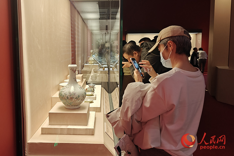 觀眾正在中國國家博物館參觀展覽。人民網(wǎng)記者 韋衍行攝