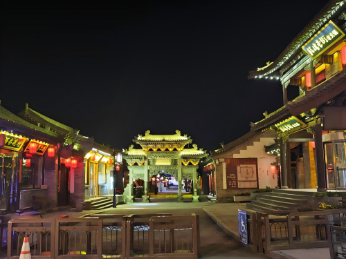道歉公告發(fā)布后，凌晨5時的古城。人民網(wǎng)記者 黃鈺攝