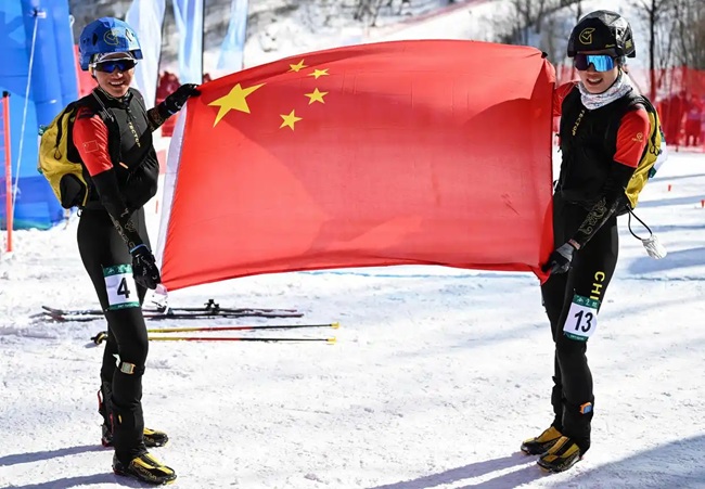 2月9日，中國隊選手次旦玉珍（左）與隊友于婧萱慶祝勝利。新華社記者 謝劍飛攝