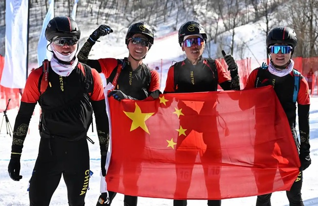2月9日，包攬滑雪登山男子短距離前四名的中國隊選手賽后慶祝。新華社記者 謝劍飛攝
