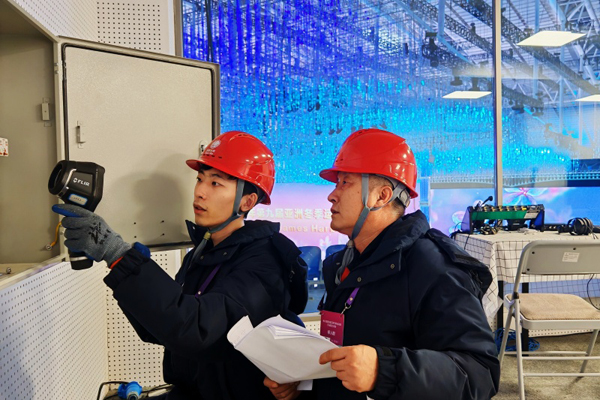 第九屆亞冬會開閉幕式供電保障團隊隊員對供電設(shè)備開展特巡。受訪者供圖