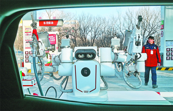 智能加油機器人在加能站工作。受訪者供圖