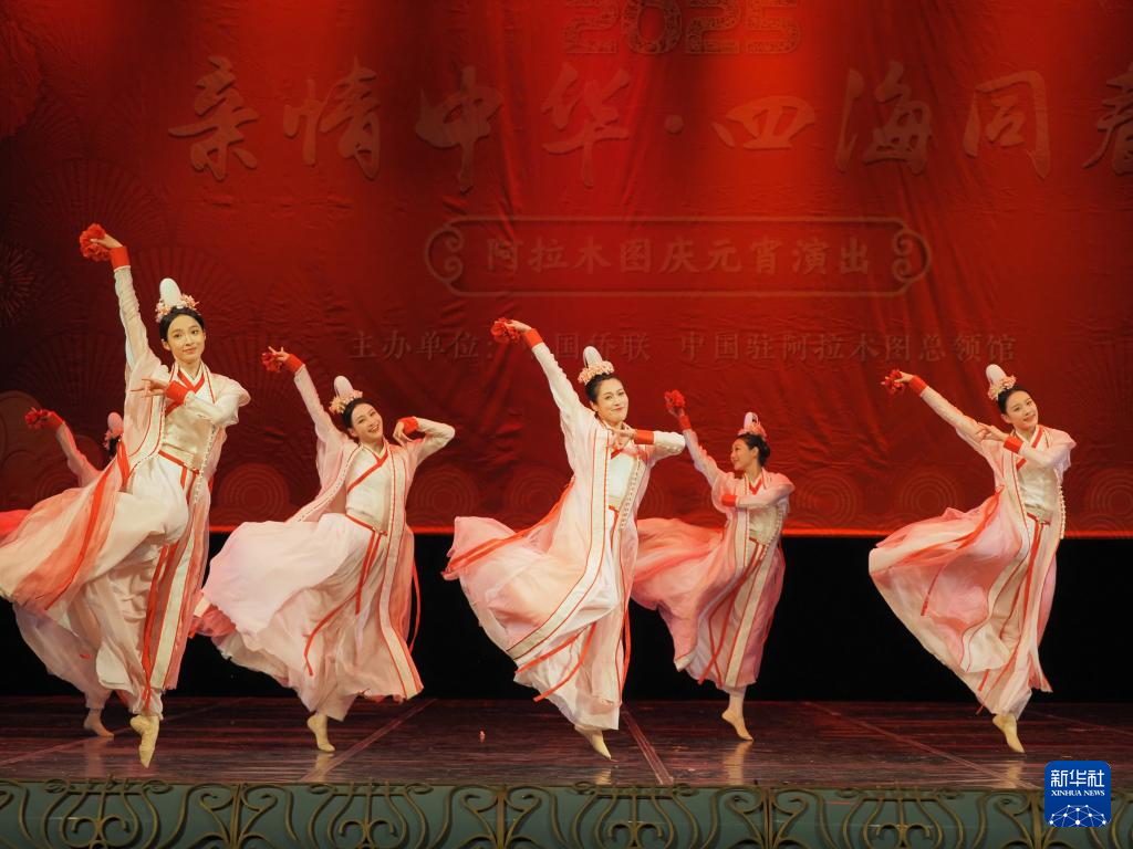 2月11日，在哈薩克斯坦阿拉木圖的阿拜國(guó)家歌劇和芭蕾舞劇院，中國(guó)演員表演舞蹈《元日霓裳》。新華社記者 趙宇 攝